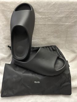 Adidas Yeezy Slide Onyx Men’s 8 woman’s 9