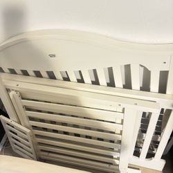 WHITE CRIB 