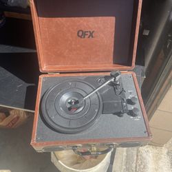 QFX TURN-105 Rechargeable Retro Suitcase Turntable Bluetooth/AUX/Speaker