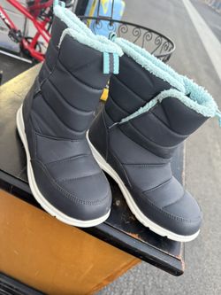 Kids Size 4 Snow Boots