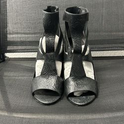 Rachel Roy Lexi Floral Embossed Cutout Sandal, Black Sz 9