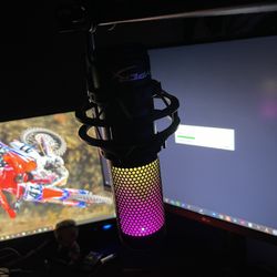 Hyper X Quad cast RGB Works Amazing Ajustable Turning Pad For Volume And Different Modes Comes With Boom Arm 