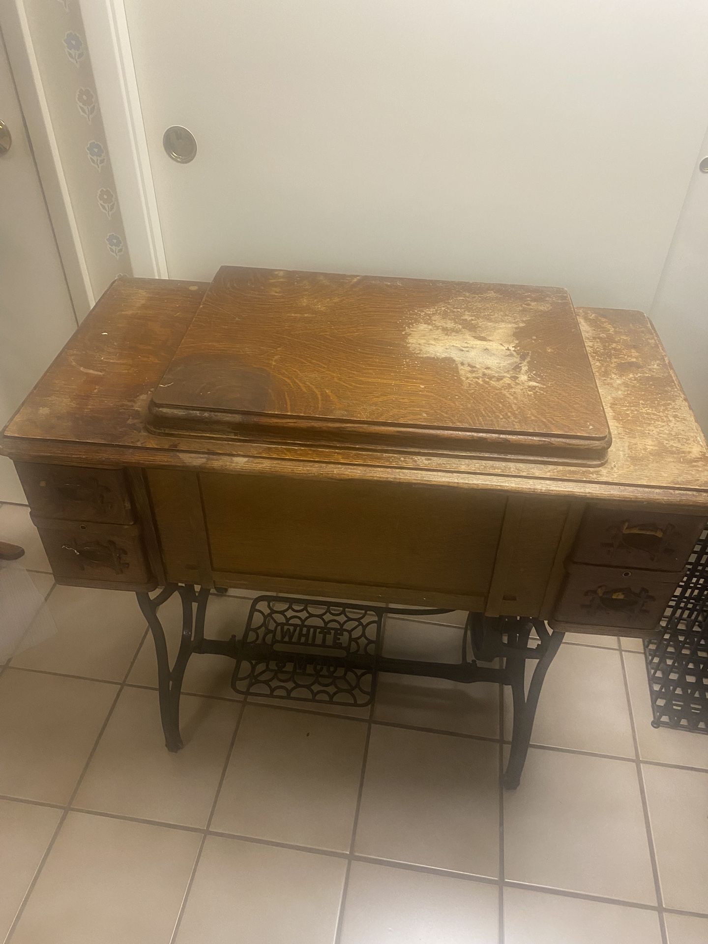 Antique White Rotary Sewing Machine With Table