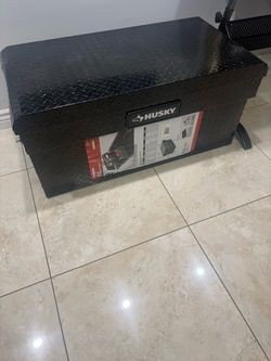 Husky 41-inch Truck Bed Tool Chest (Brand New with Minor Flaws) Condition: Like New (Read description)