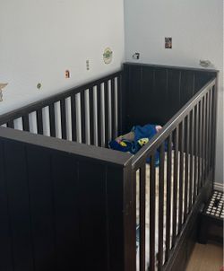 Baby crib/ toddler bed