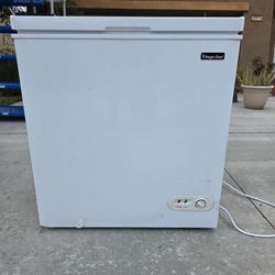 Magic Chef 5.0 Cu. Ft. Chest Freezer - Clean & Works Great!