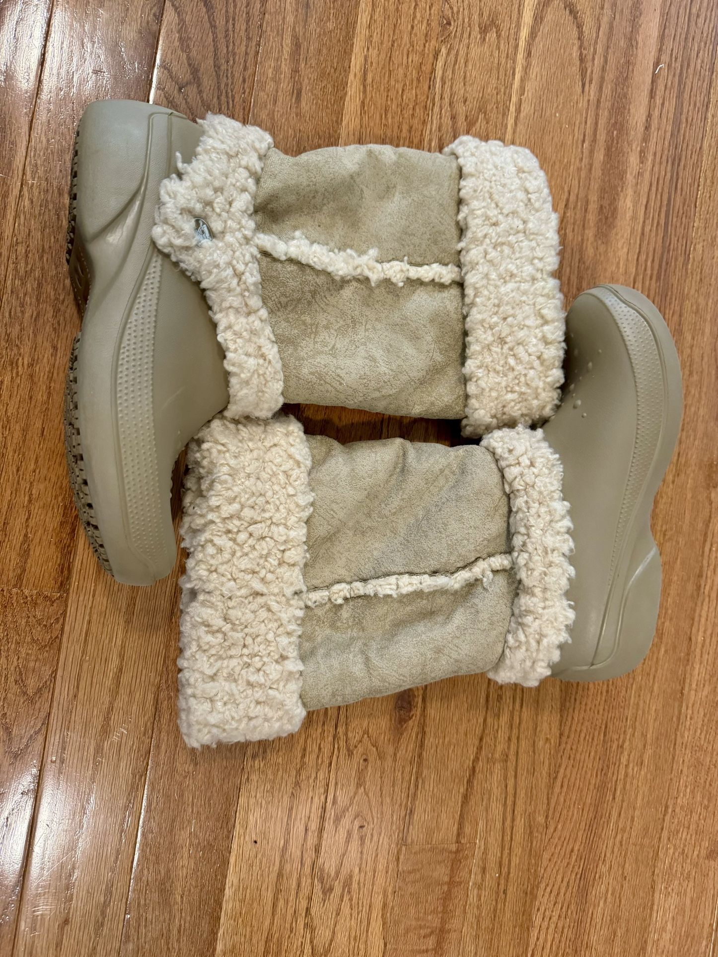 Ladies Women’s Size 6 Croc Brand Fleece Lined Clog Boots