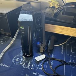 Nintendo Wii with 2 Controllers/nunchucks and 5 Games