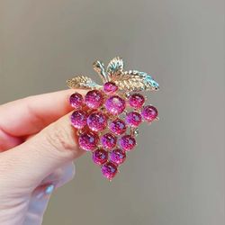 Vintage Style Grape Cluster Brooch Pin – Gold Tone with Sparkling Purple Beads