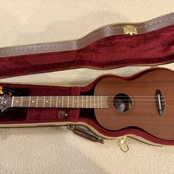 UKE VINTAGE MAHOGANY BARITONE W/ PREAMP & Crossrock Concert Case