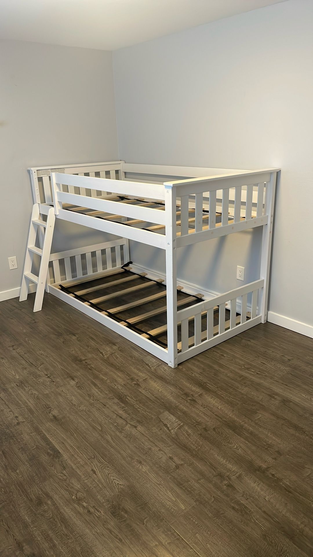 Twin bunk bed