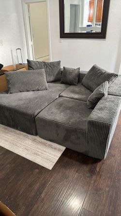 Couch - excellent condition! Can be rearranged