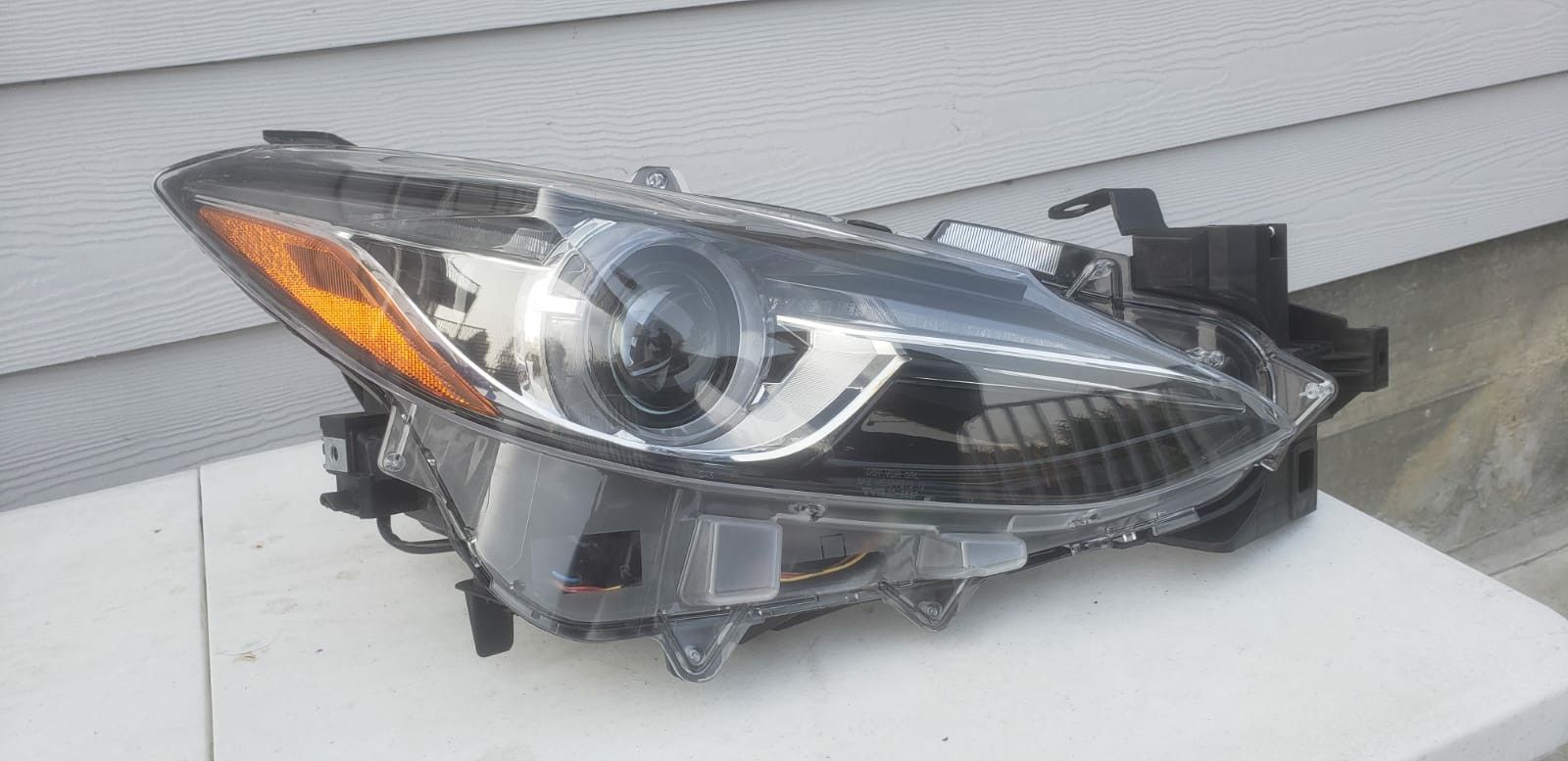 Mazda 3 2014 right headlight. Brand new!