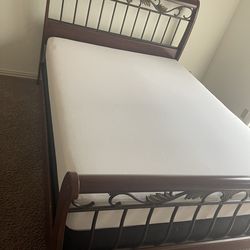 Gorgeous bed queen size without mattress