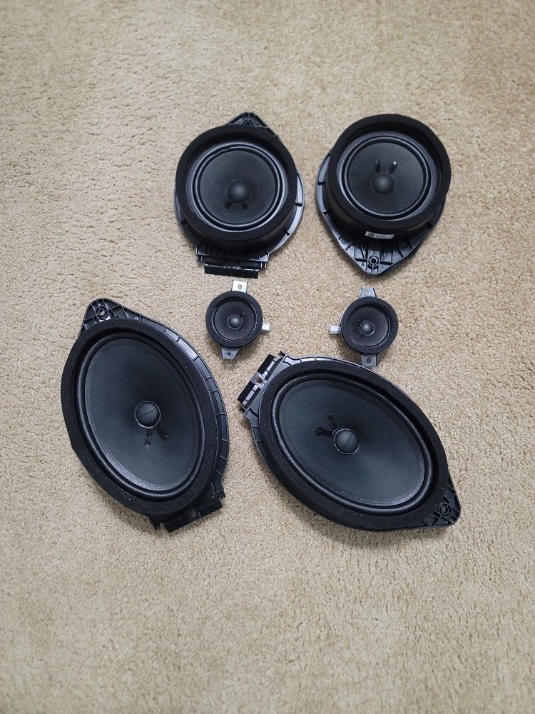 Bose Set Of 6 Speakers