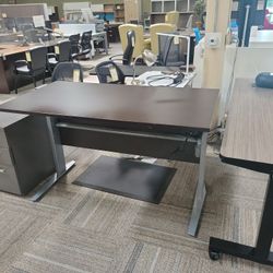 ELECTRIC HEIGHT ADJUSTABLE DESK
