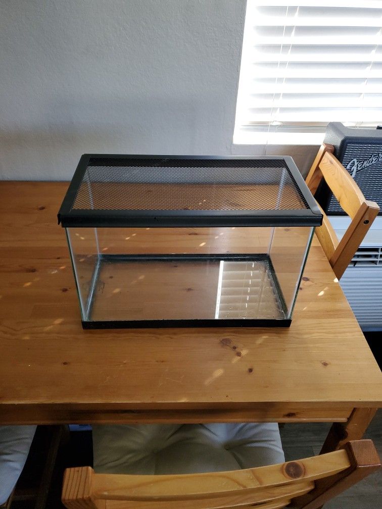 Aqueon Standard Glass Aquarium Tank 5.5 Gallon
w/ Metal Lid