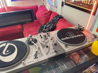 Two turntables and a mixer good condition