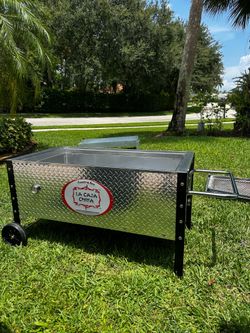 La caja china pig roaster
