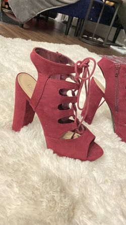 Hills. Shoes. Bar |||