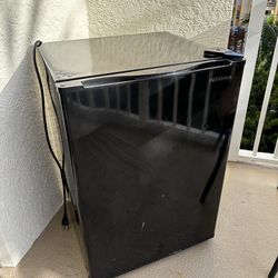 Insignia Mini Fridge 2.6 Cu Ft Compact Refrigerator Black