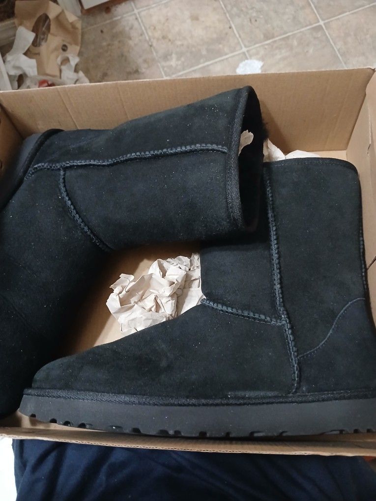 Ugg Classic Short II Womens Size 10 (Brand New)