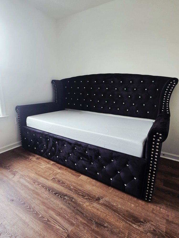 Beautiful Lucinda Black Twin Daybed with trundle