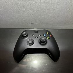 Xbox One Controller + Xbox Rechargeable Battery Pack