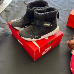 Nike Kids Snow Winter Booths Size 2Y US