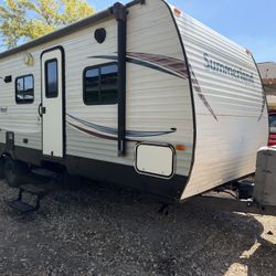 2015 Summerland 32 foot sleeps eight clean old AC everything worked last time it was used  clear Texas title in home sofa makes into a bed. It has que