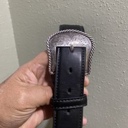 Cavender's Men's 32  Leather ,Design Belt Excellent condition