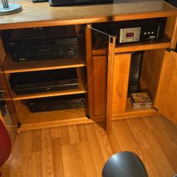 Oak stereo cabinet Has complete entertainment system in it