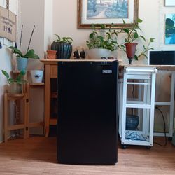Magic Chef ALL Sleek Black Mini Fridge w Freezer & Light 33" H x 19"W x 22"D