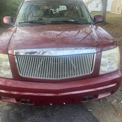 2005  Cadlic Escade 6.0 All Wheel Dr  2 TVs In The Head Rest