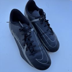 Nike Soccer Cleats 6Y 20$