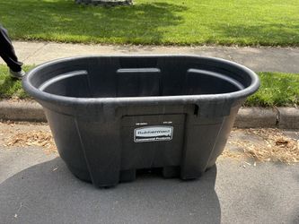 Rubbermaid 100-Gallon Stock Tank