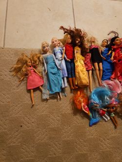 Lot Of Dolls, Barbie, Some Accessories. Barbies!