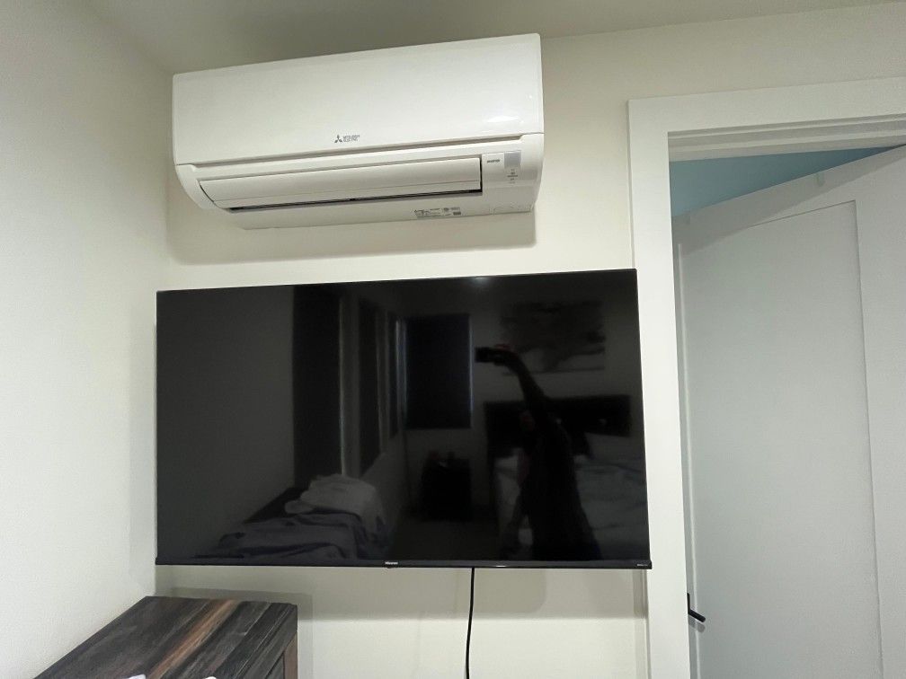 Hisense 50" inch Smart TV with stand, mount and remote