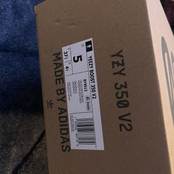 YEEZY BOOST 350 V2