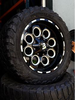 Jeep Wrangler Wildtraxx M/T 33x12.50R20LT Tire and Rim
