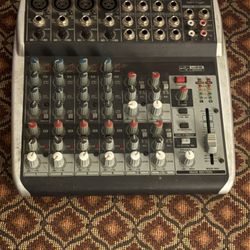 Behringer XENYX Q1202USB MIXER