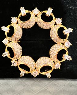 VINTAGE GOLD TONE RHINESTONE CIRCLE BROOCH