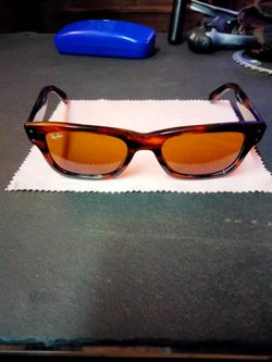 Tortoise shell Raybans. Mr. Burbank