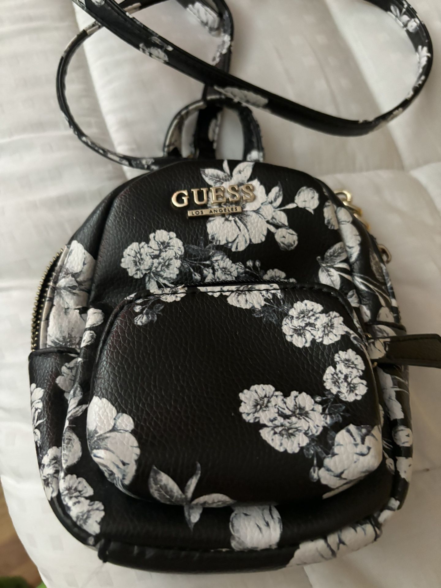 Guess - black and white