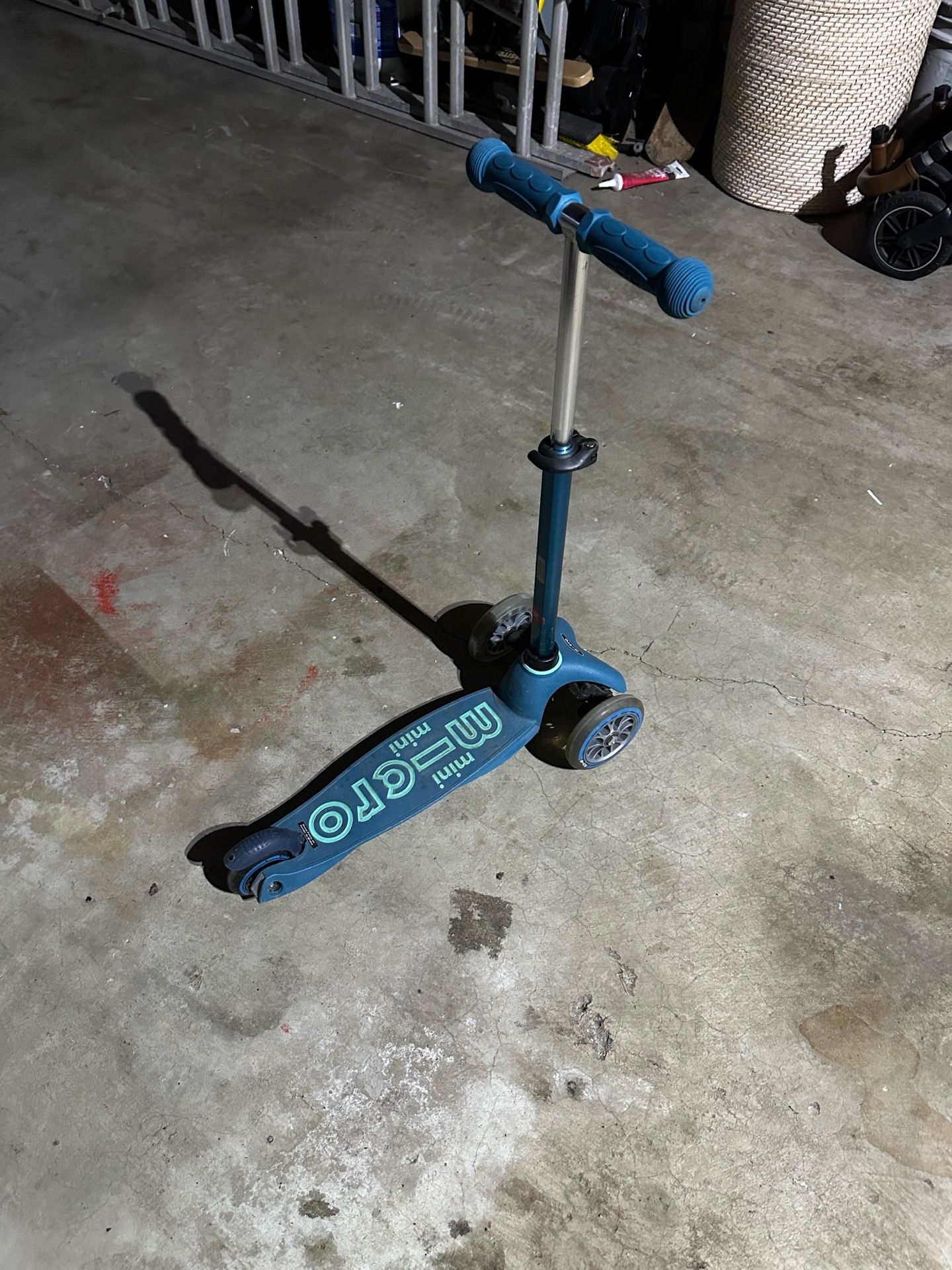 Toddler Scooter - Micro Kickboard Mini Deluxe 3-wheeled scooter
