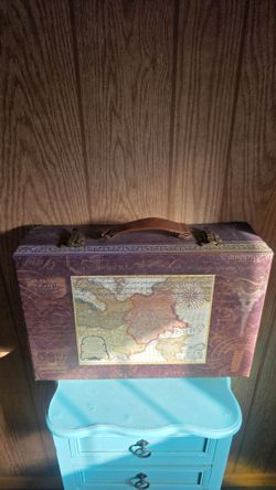 Sturdy cardboard briefcase