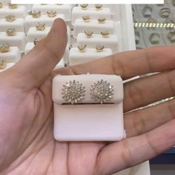 10K DIAMOND EARRINGS IN WHITE GOLD