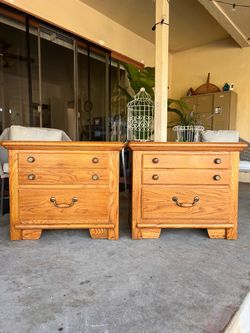 Pair of Thomasville Oak Wood  Nightstands