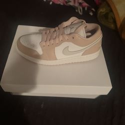 Nike Women  Air Jordan Size 5 Pink