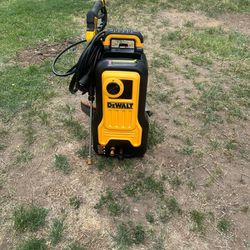 DEWALT
2800 PSI 1.0 GPM Cold Water
Electric Pressure Washer w/ Axial
Pump